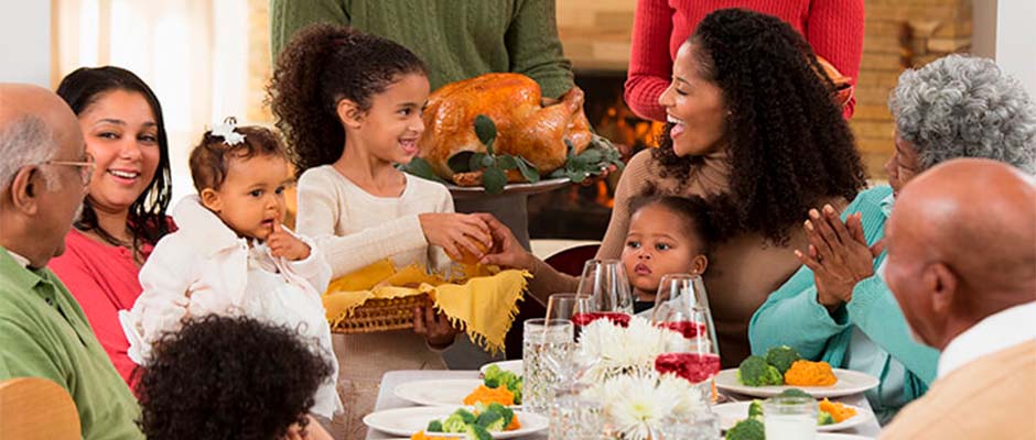 Miles de familias reciben alimentos en Acción de Gracias por parte de grupos cristianos