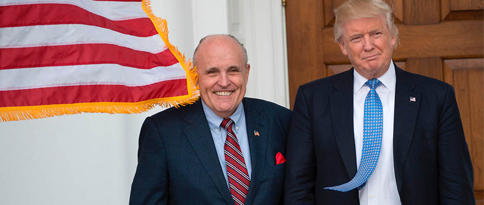 El presidente estadounidense Donald Trump junto a su abogado Rudolph Giuliani / Don Emmert—AFP/Getty Images,