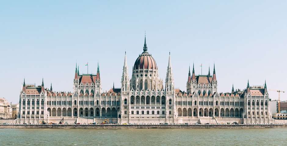 Hungría modifica su constitución:  ‘La madre es una mujer, el padre un hombre’