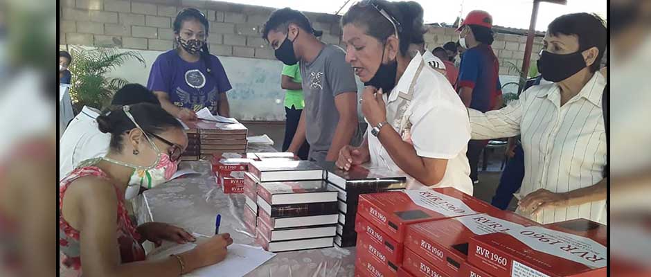 Una Biblia es un lujo que la mayoría de los venezolanos no pueden permitirse / Lifeway Resources,Biblia