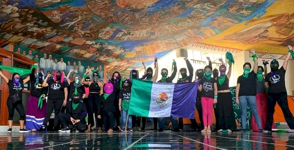 México | Silencio mediático ante asalto y secuestro a Capitolios por feministas radicales