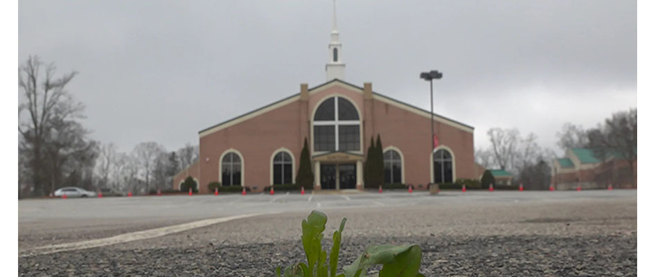 El parqueo de la Iglesia Cristiana de Bearean en Stone Mountain, GA, vacío durante la pandemia de coronavirus. (Jayla Whitifeld/Fox News) ,Iglesia evangélica