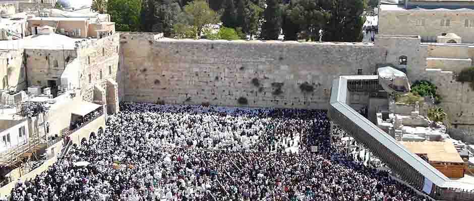 Miles reciben bendición en Muro Occidental por primera vez desde la pandemia