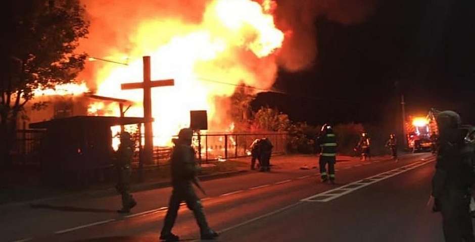 Chile | Queman dos templos evangélicos y disparan a los bomberos
