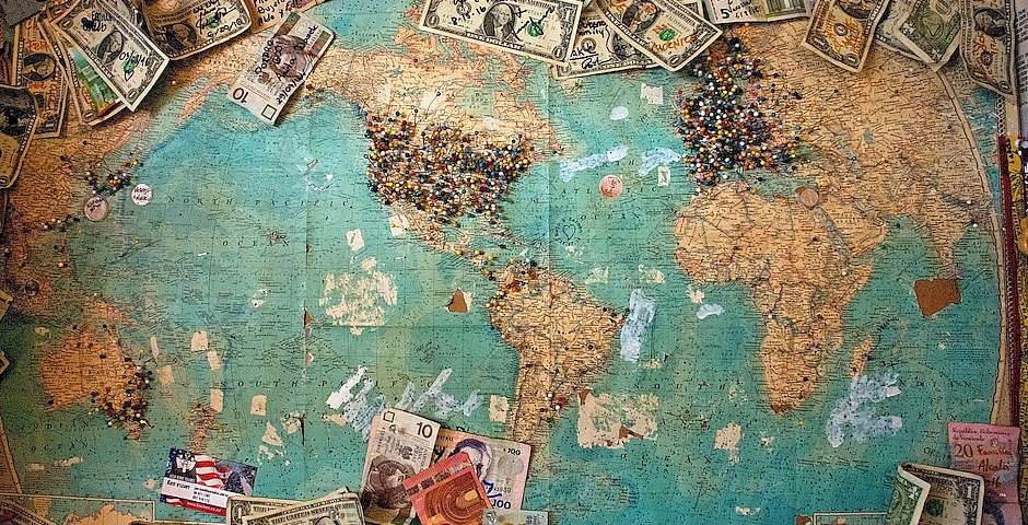 Christine Roy, Unsplash,mapa mundi, dinero mundial
