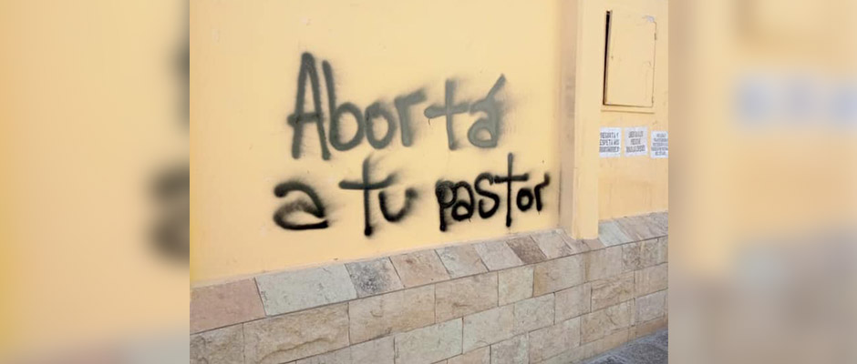 “Abortá a tu pastor”: con grafitis así pintan fachada de iglesia en Neuquén