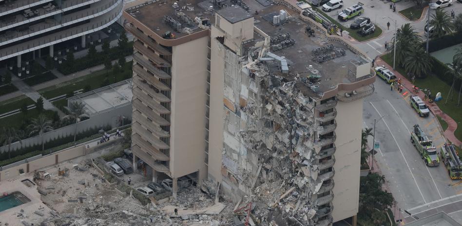 Capellanes cristianos atienden a víctimas de desplome de edificio en Miami