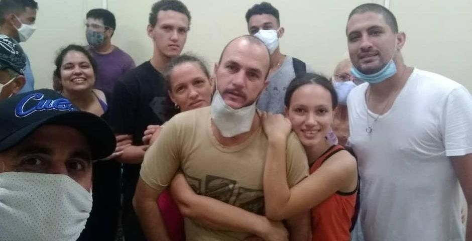 Los pastores cubanos Yéremi Blanco y Yarián Sierra salen de la cárcel