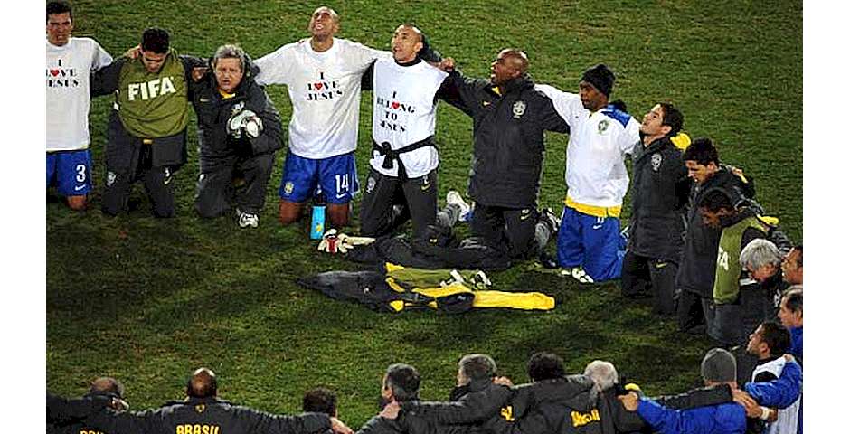 La selección brasileña orando, tras ganar la Copa Confederaciones en 2009,Copa Confederaciones en 2009