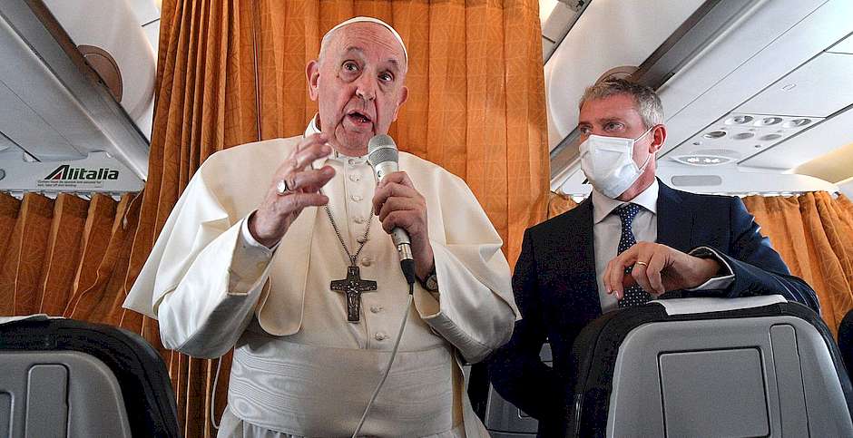 Francisco en el avión de Alitalia mientras viajaba de Bratislava a Roma (Tiziana Fabi, Pool vía AP),Papa Francisco