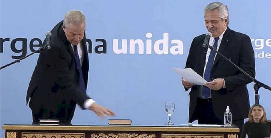 Argentina | Ministro Perczyk apartó la Biblia al jurar su cargo