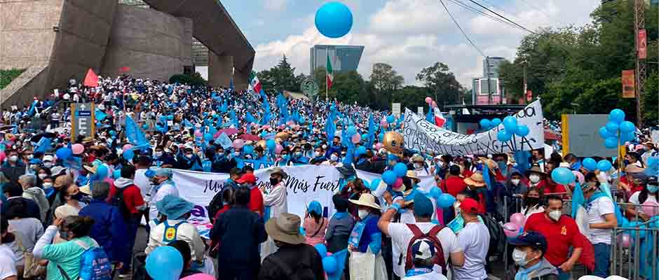 Cientos de miles marchan en favor de la vida en la Ciudad de México