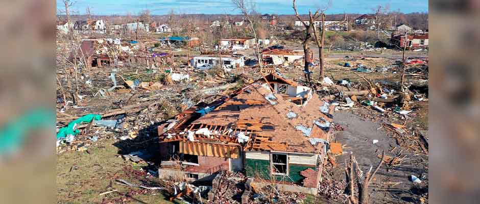 Líderes políticos ofrecen oraciones tras tornados que devastaron Kentucky