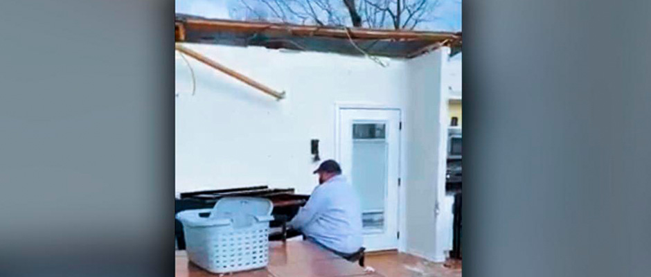 Hombre toca música cristiana entre escombros de su casa destruida por tornado