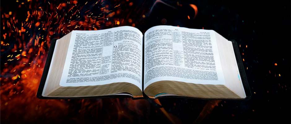 Familia encuentra la Biblia intacta entre los escombros del incendio de su casa