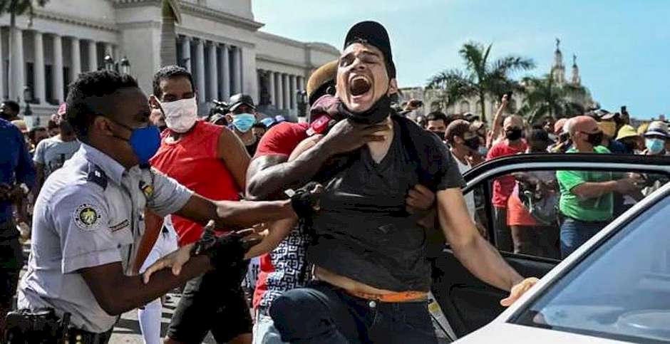 Arresto durante una manifestación contra el gobierno cubano en La Habana el 11 de julio de 2021 / YAMIL LAGE - AFP,11J Cuba