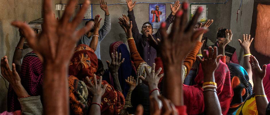 Aldeanos orando en secreto en Bihar, India, en medio de un repunte de la violencia contra los cristianos en el país. / Foto: Atul Loke, The New York Times,