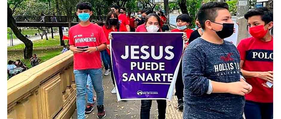 El Salvador│Jóvenes toman céntrico parque capitalino con mensajes de fe