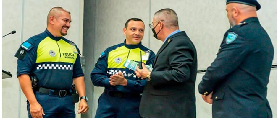Pastor costarricense recibe reconocimiento como fundador de la policía municipal