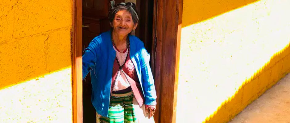 Gregoria, una viuda de 79 años que vivía sola en una choza hecha de basura / World Challenge,