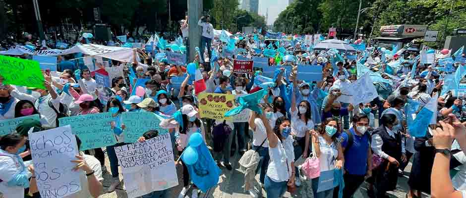 México | Decenas de miles marchan contra el aborto en la capital