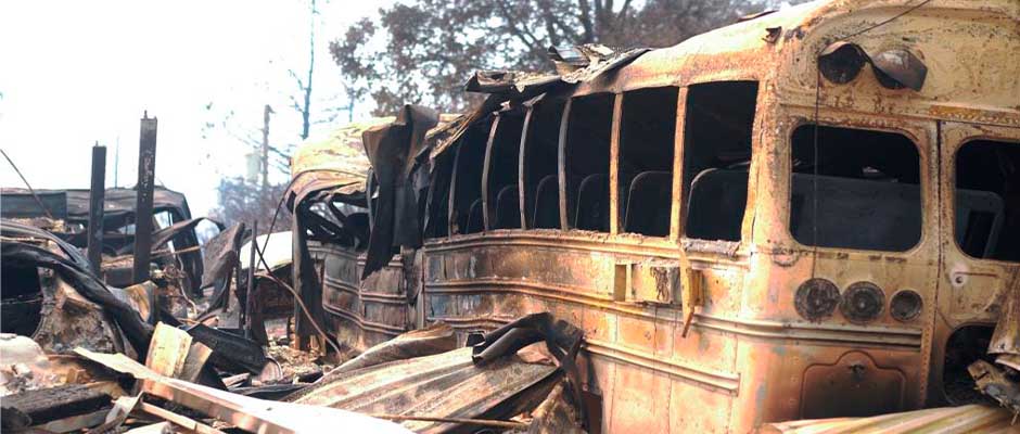 Conductora salva a 40 niños mientras su autobús se incendia