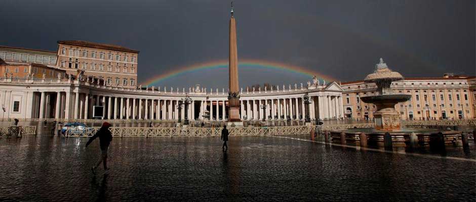 Un arco iris brilla sobre la Plaza de San Pedro en el Vaticano / AP Photo-Alessandra Tarantino,