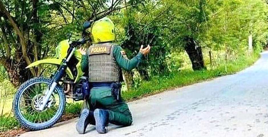 La foto que se ha hecho viral,policía orando