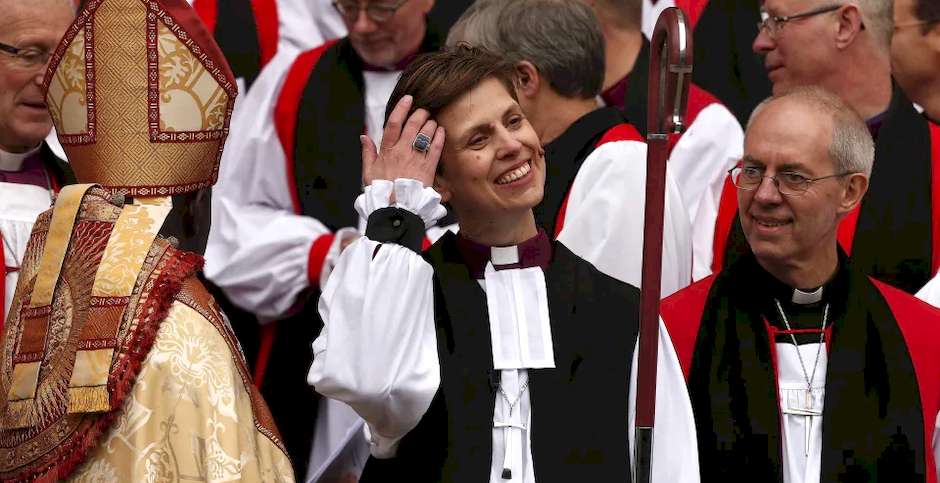 La primera obispa en la Iglesia de Inglaterra, Libby Lane, tras ser ordenada en York Minster (Reino Unido), el 26 de enero de 2015 / Reuters, Phil Noble,Libby Lane, obispa anglicana