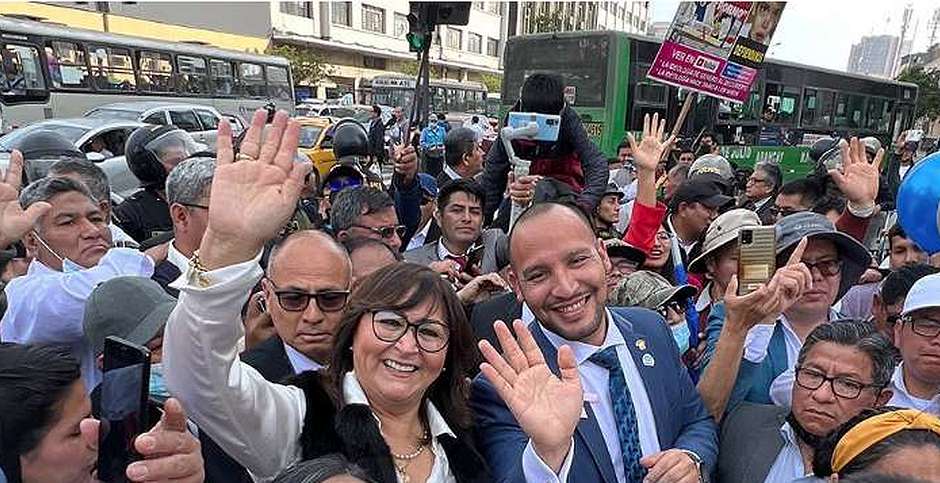 Congresista peruano supera moción de censura por decir que ‘ser mujer es biología, no ideología’
