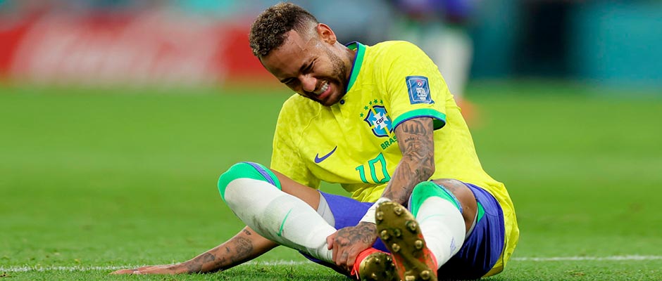 Neymar se sienta lesionado en el campo durante el partido entre Brasil y Serbia / Foto: Lars Baron-Getty Images,Neymar Jr