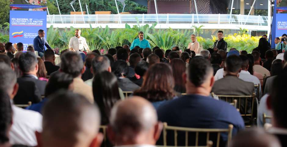 Maduro anunció favores para un sector evangélico afín a su causa