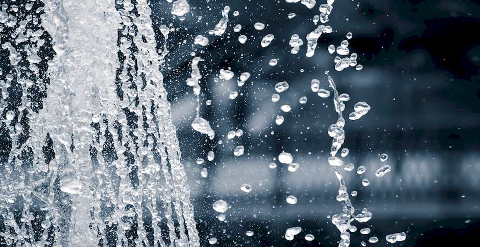 Hilary Halliwell, Pexels,agua cascada, gotas agua
