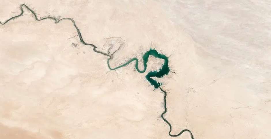 Foto aérea del Éufrates donde se ve la imagen de la letra omega,Éufrates apocalipsis, Éufrates omega