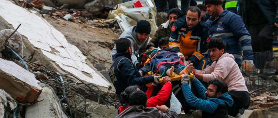 Muchos civiles intentan ayudar como pueden para intentar salvar a gente bajo los edificios derrumbados. / Foto: AP,