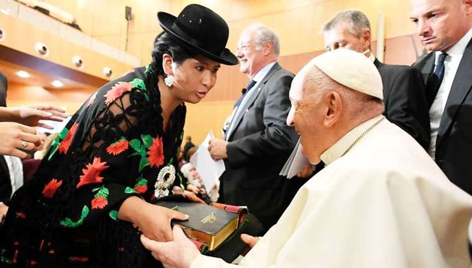 Áñez acusa de hipocresía a una política del MAS que entregó al Papa una Biblia