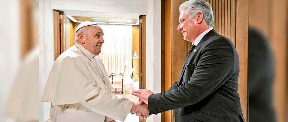 El papa Francisco encantado de recibir al dictador de Cuba 