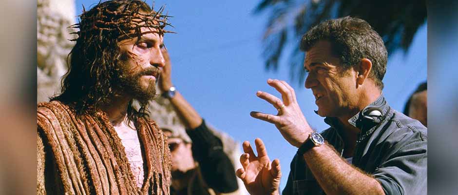 El actor Jim Caviezel recibe instrucciones del director Mel Gibson / La Pasion de Cristo,