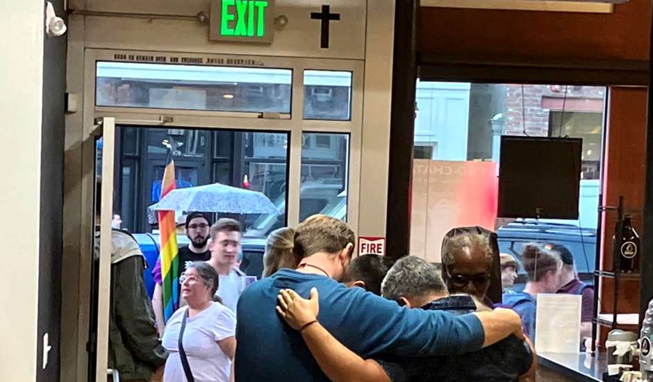 Activistas LGBT atacan cafetería cristiana por su postura ética en sexualidad