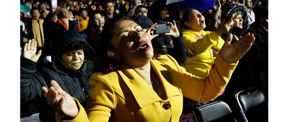 Cristianos oran por México en la vía ante asombro de automovilistas