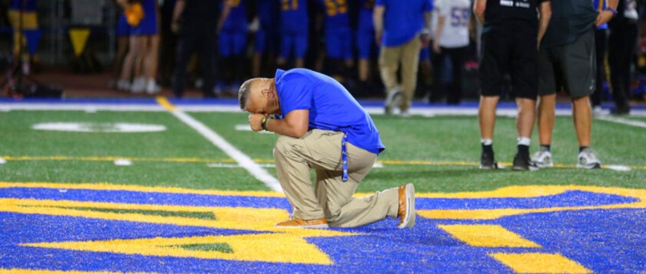 Despedido por orar en el campo, un entrenador de fútbol recupera su trabajo