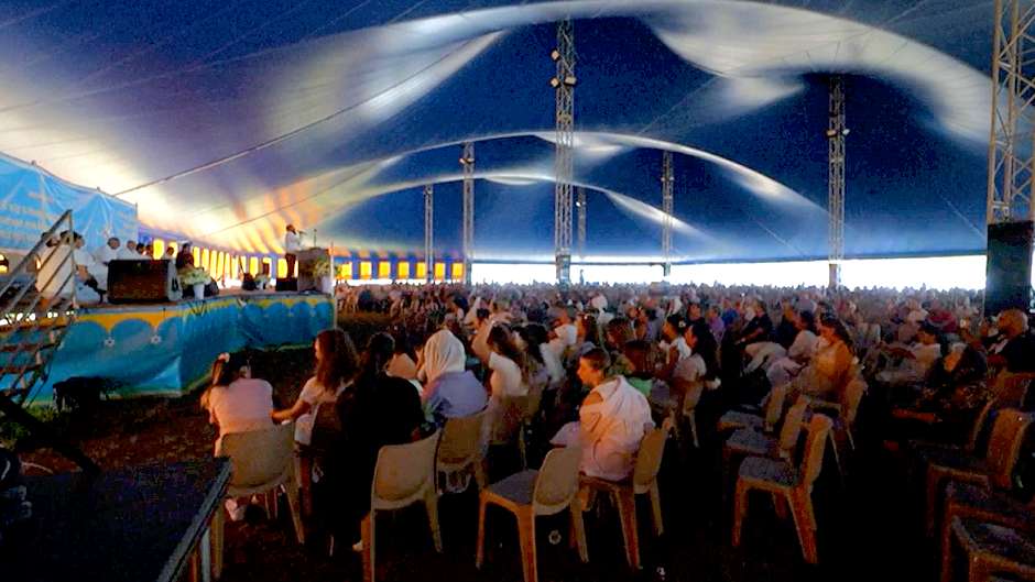 Francia | 30.000 evangélicos gitanos celebran en una “catedral de lona” su encuentro anual