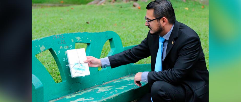 Diputado deja biblias en un parque para que “sean luz” 