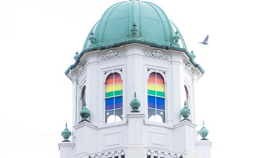 Un edificio en Oxford con una bandera arcoiris. / Foto: K Bushnell, Unsplash,iglesia LGBTIQ