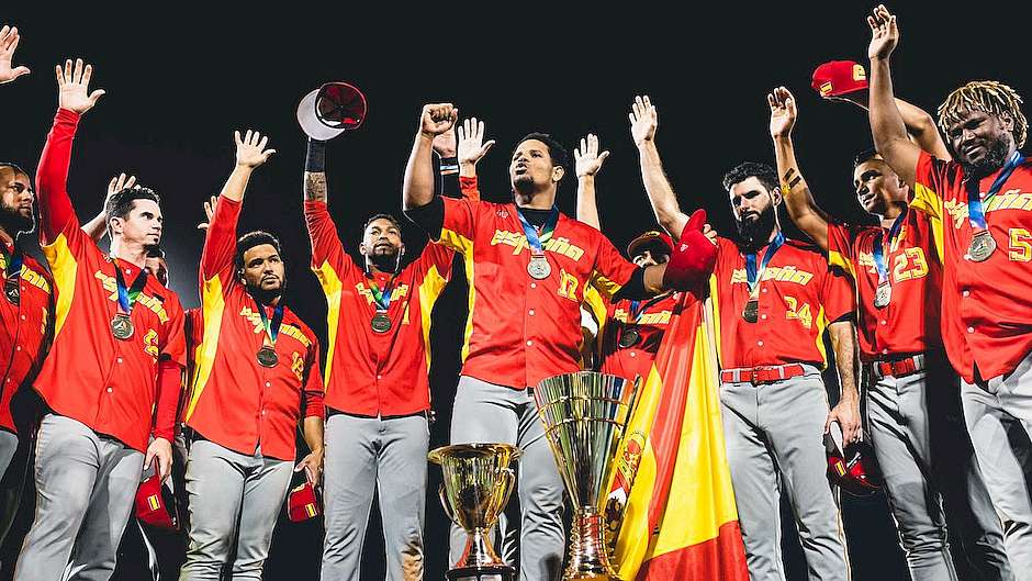 España es campeona de Europa de béisbol con corazón latino y alabando a Dios
