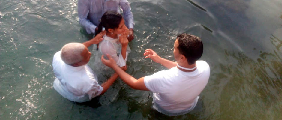 Cristianos perseguidos se bautizan en México