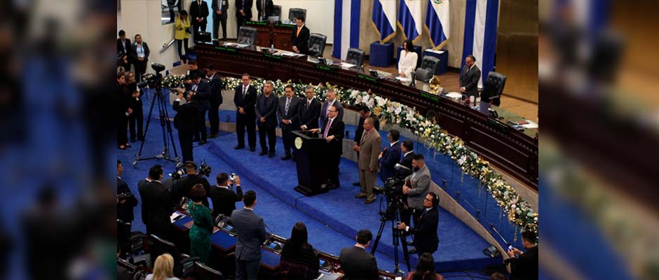 Pastores salvadoreños se reúnen en la Asamblea Legislativa para orar y pedir perdón
