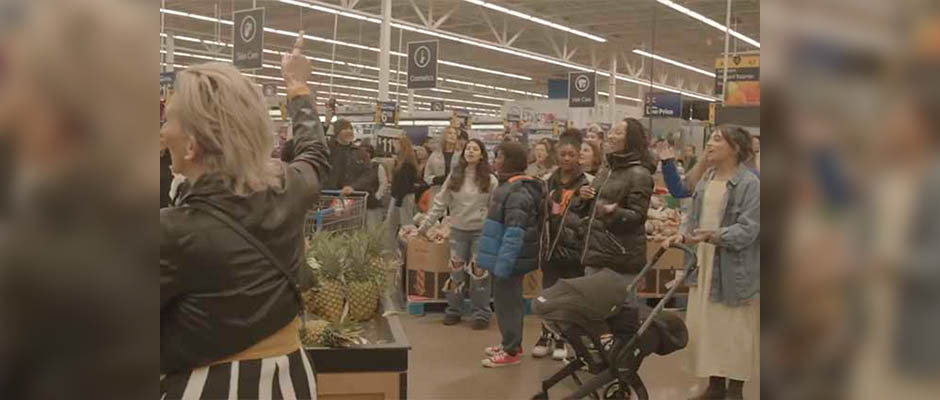 EEUU | Supermercado estalla en adoración espontánea y villancicos