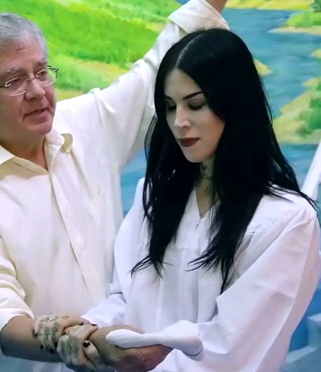 Tras seguir a Jesús, la tatuadora Kat Von D tapa con tinta negra los tatuajes que llenan su piel