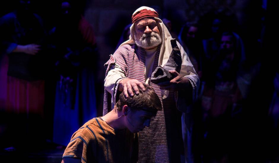 Samuel unge a David. Imagen de recurso de la obra teatral “David the King”,samuel david
